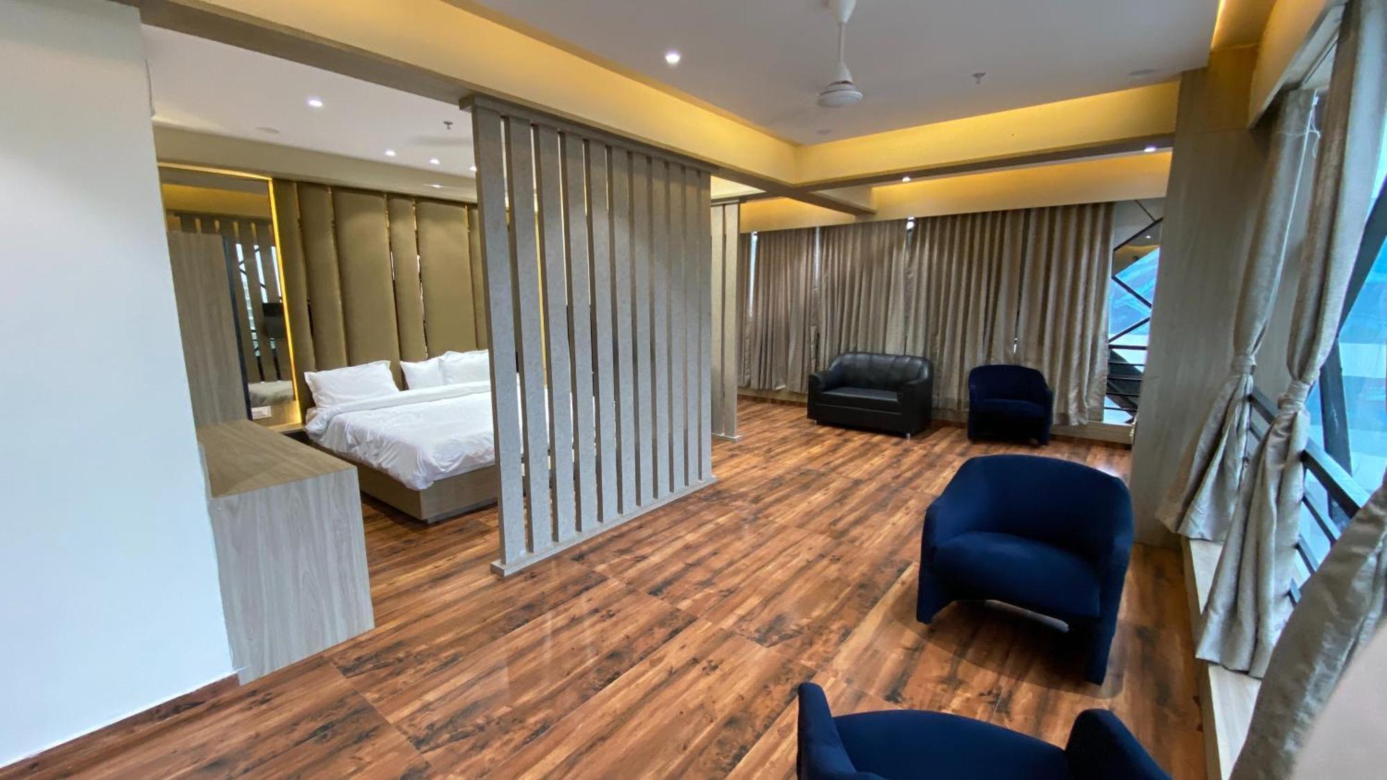 Hotel Royal Bistro Mahesana Kültér fotó
