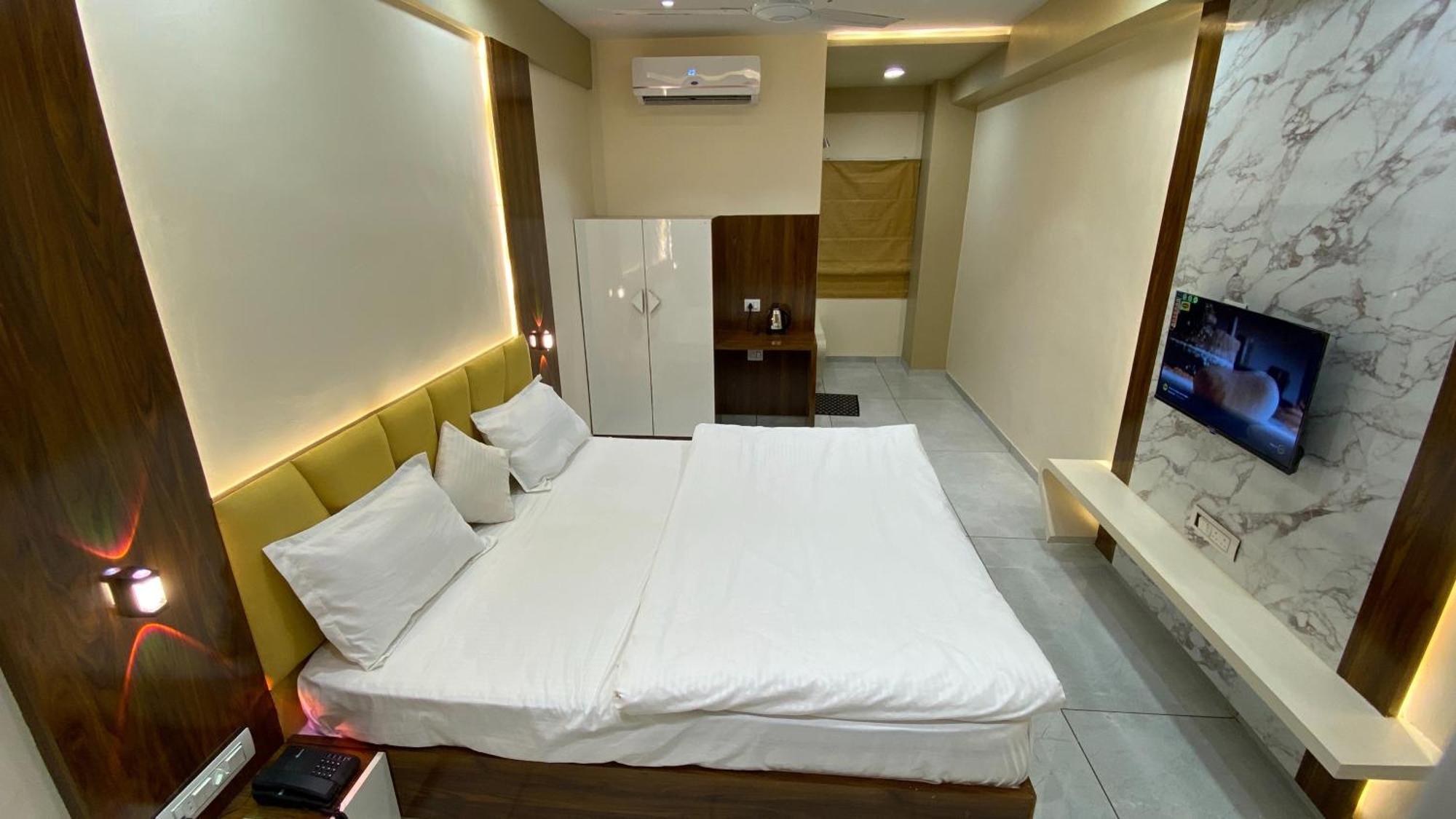 Hotel Royal Bistro Mahesana Kültér fotó