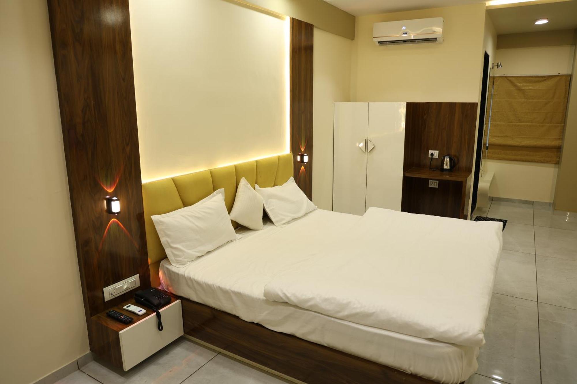 Hotel Royal Bistro Mahesana Kültér fotó