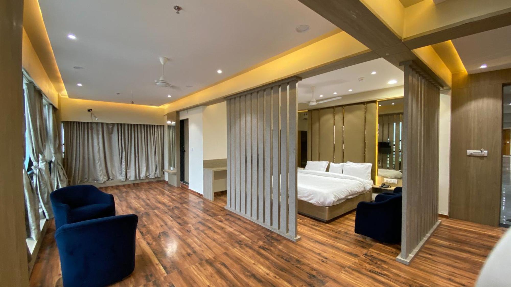Hotel Royal Bistro Mahesana Kültér fotó